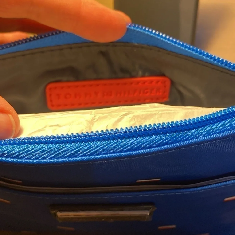 Tommy Hilfiger clutch with wrist strap blue - Picture 3 of 4